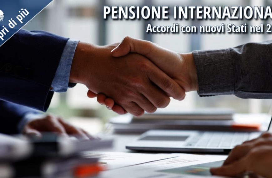 Due persone si stringono la mano sedute a una scrivania, a simboleggiare l'accordo internazionale sulla pensione.