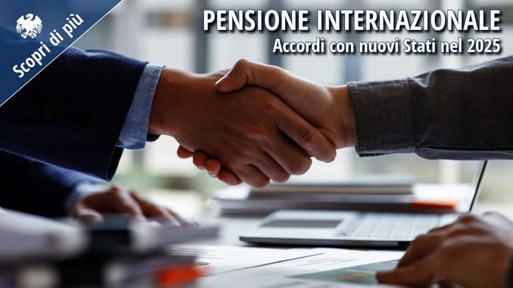 Due persone si stringono la mano sedute a una scrivania, a simboleggiare l'accordo internazionale sulla pensione.