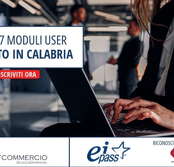 Persona che utilizza un laptop in un ufficio moderno con banner promozionale del corso gratuito EIPASS 7 Moduli User in Calabria.