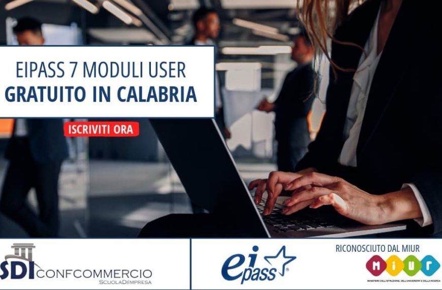 Persona che utilizza un laptop in un ufficio moderno con banner promozionale del corso gratuito EIPASS 7 Moduli User in Calabria.