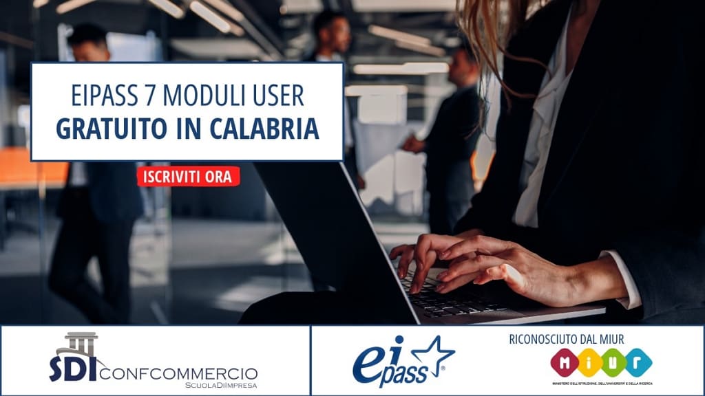 Persona che utilizza un laptop in un ufficio moderno con banner promozionale del corso gratuito EIPASS 7 Moduli User in Calabria.