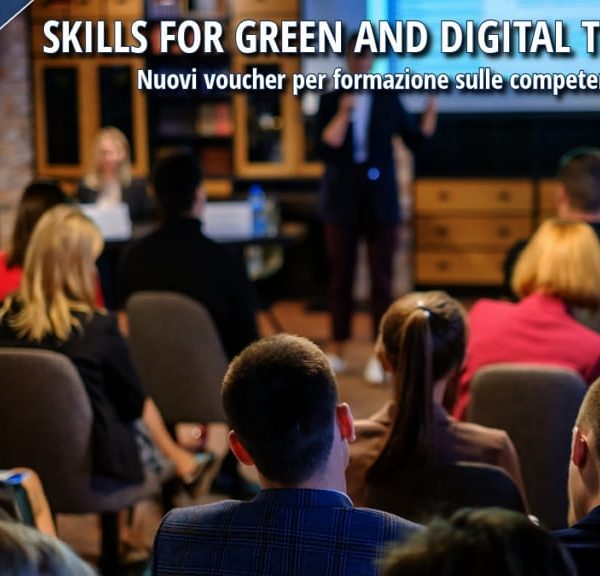 Aula formativa con partecipanti seduti e formatore sul palco durante un seminario dedicato alla transizione verde e digitale.