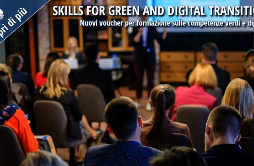 Aula formativa con partecipanti seduti e formatore sul palco durante un seminario dedicato alla transizione verde e digitale.