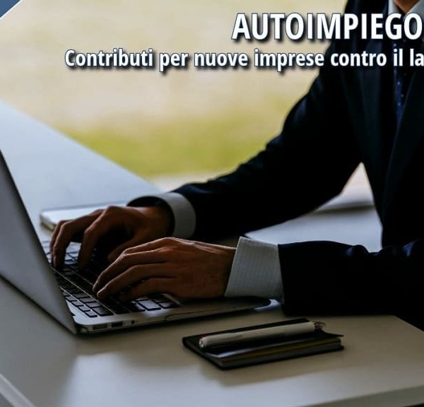 Professionista al computer per l’avvio di una nuova attività di autoimpiego in Calabria