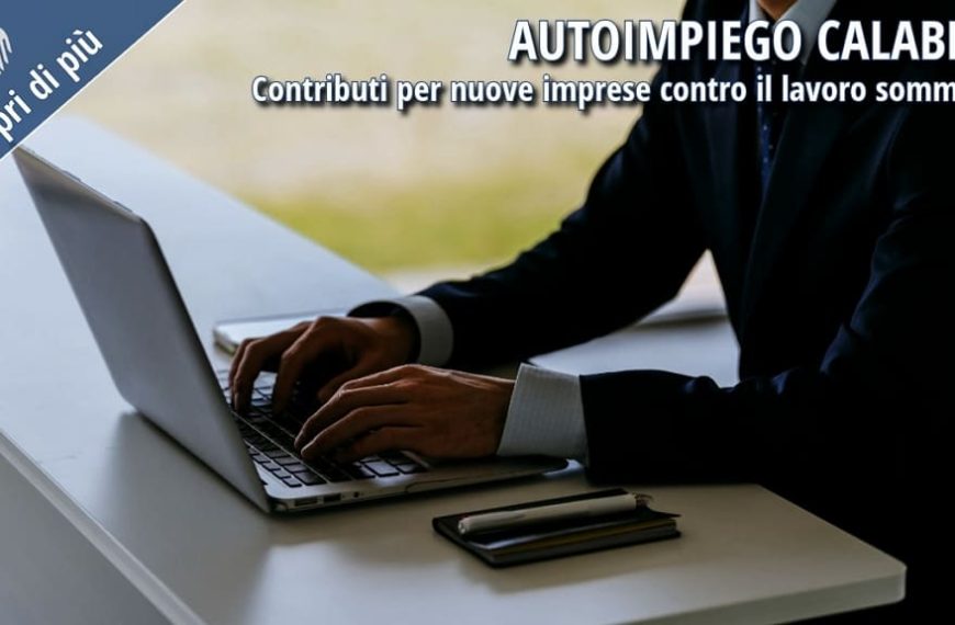Professionista al computer per l’avvio di una nuova attività di autoimpiego in Calabria