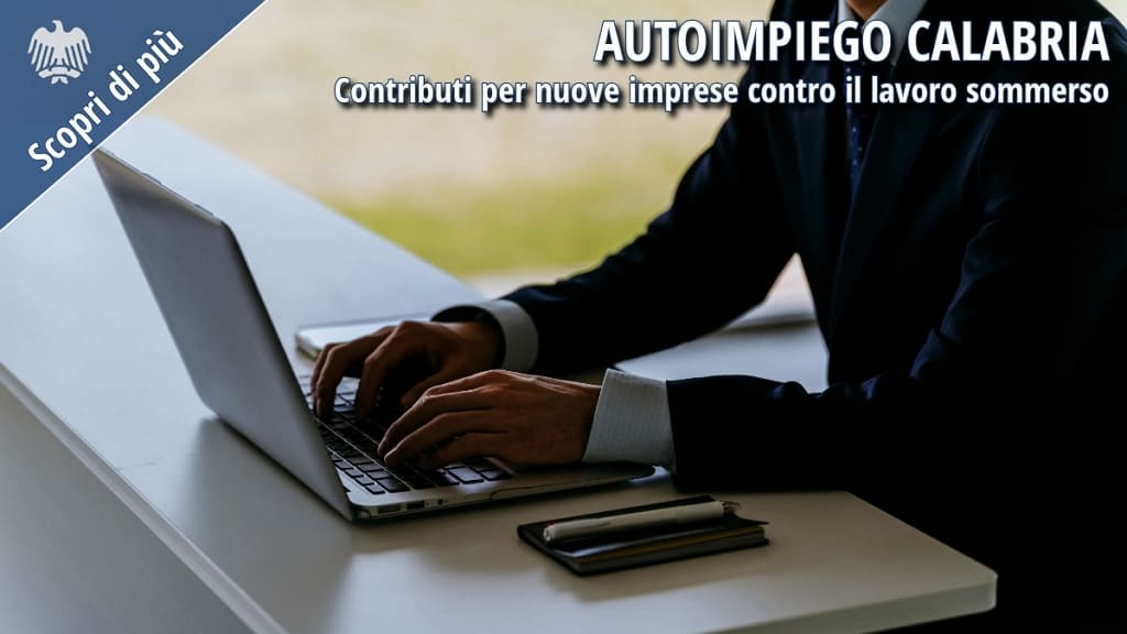 Professionista al computer per l’avvio di una nuova attività di autoimpiego in Calabria