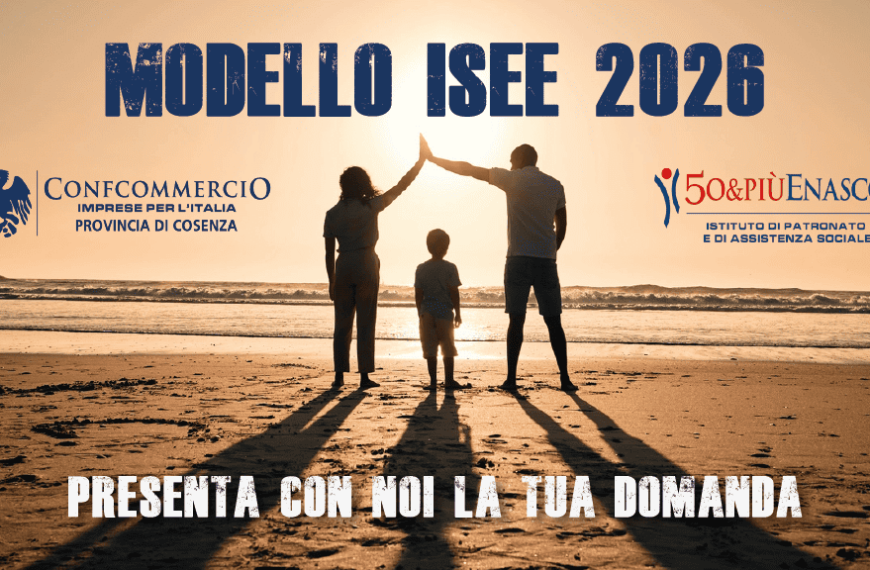 Famiglia con un bambino sulla spiaggia al tramonto con la scritta “Modello ISEE 2026” e i loghi di Confcommercio Cosenza e 50&PiùEnasco.