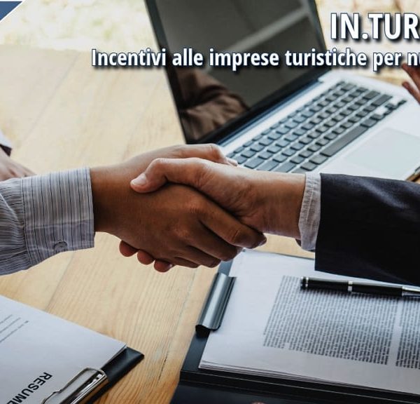 Incontro di lavoro tra impresa e lavoratore con firma di contratto, a rappresentazione degli incentivi IN.TUR Calabria per le nuove assunzioni nella filiera turistica.