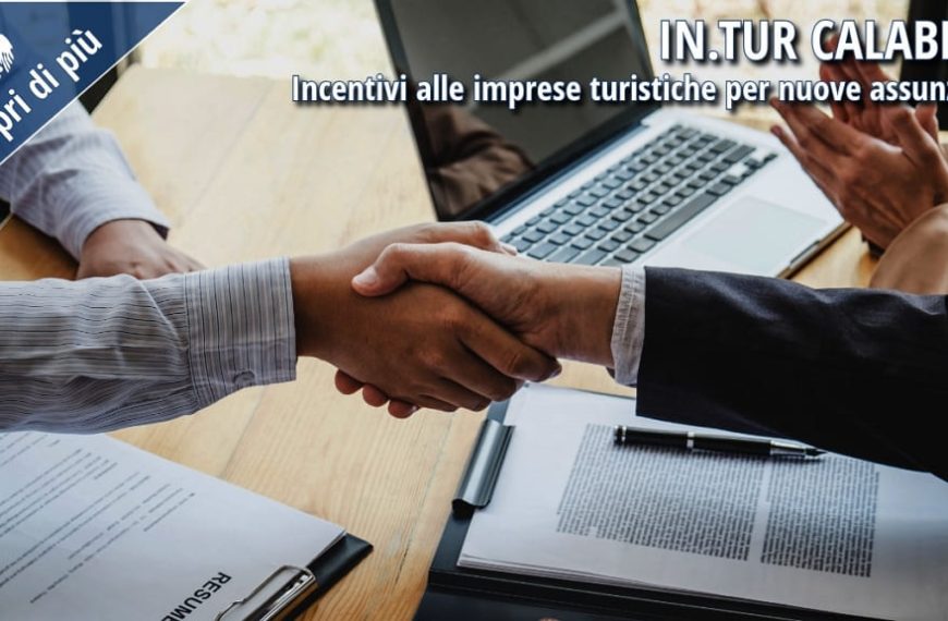 Incontro di lavoro tra impresa e lavoratore con firma di contratto, a rappresentazione degli incentivi IN.TUR Calabria per le nuove assunzioni nella filiera turistica.