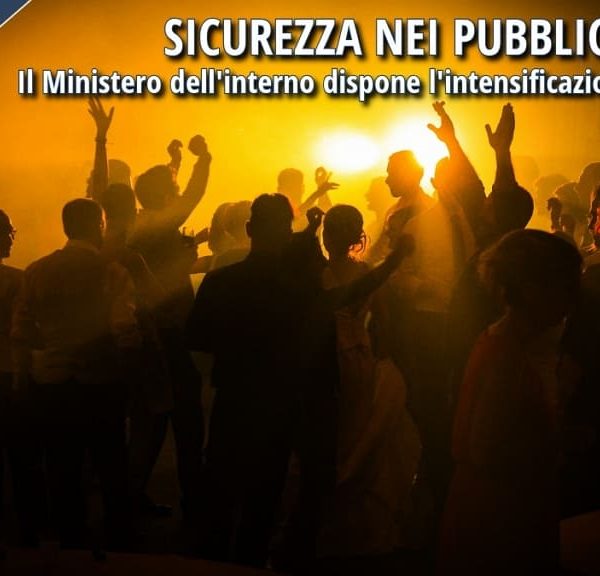 Folla di persone all’interno di un locale notturno durante un evento di intrattenimento, con luci intense e atmosfera affollata, a rappresentare il tema della sicurezza nei pubblici esercizi.