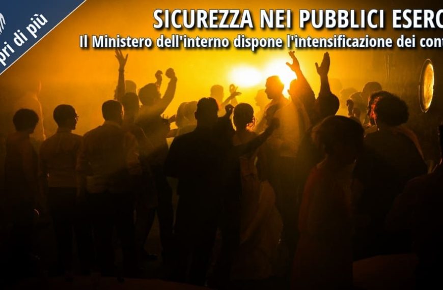 Folla di persone all’interno di un locale notturno durante un evento di intrattenimento, con luci intense e atmosfera affollata, a rappresentare il tema della sicurezza nei pubblici esercizi.