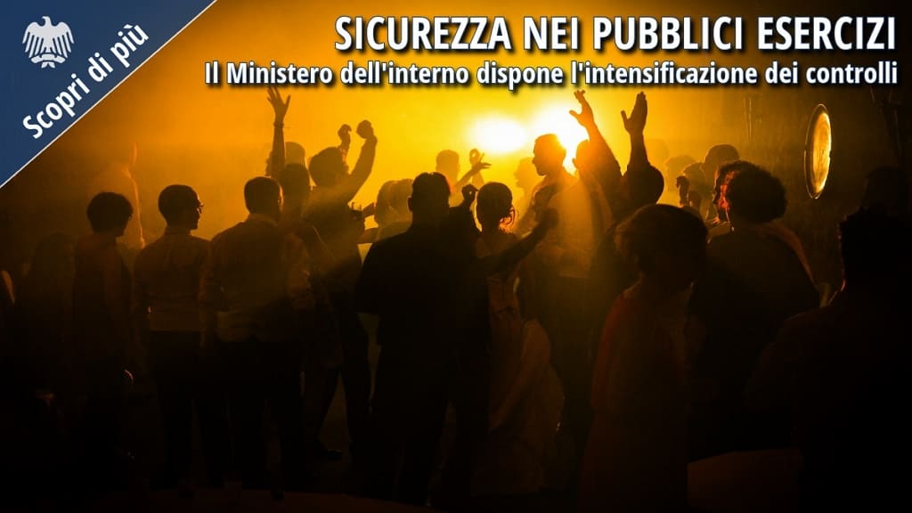 Folla di persone all’interno di un locale notturno durante un evento di intrattenimento, con luci intense e atmosfera affollata, a rappresentare il tema della sicurezza nei pubblici esercizi.