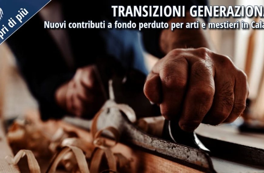 Artigiano al lavoro su un pezzo di legno con pialla manuale, simbolo delle arti e dei mestieri tradizionali in Calabria.