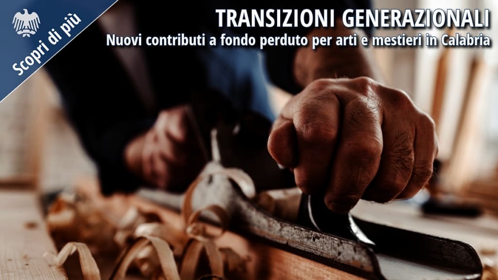 Artigiano al lavoro su un pezzo di legno con pialla manuale, simbolo delle arti e dei mestieri tradizionali in Calabria.