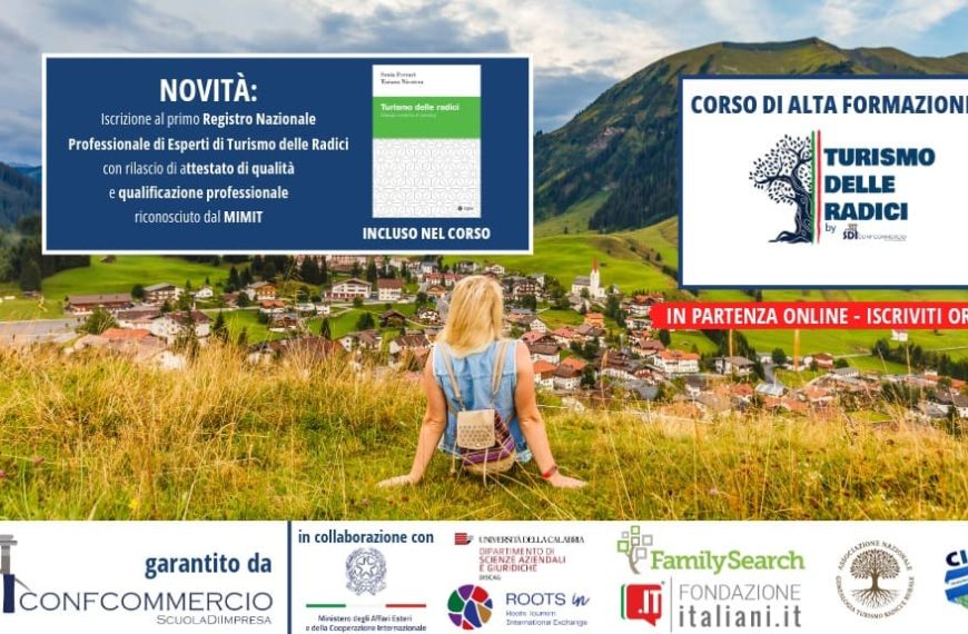 Panorama di un borgo montano italiano con una viaggiatrice seduta su un prato, immagine promozionale del Corso di Alta Formazione in Turismo delle Radici promosso da SDI Confcommercio.