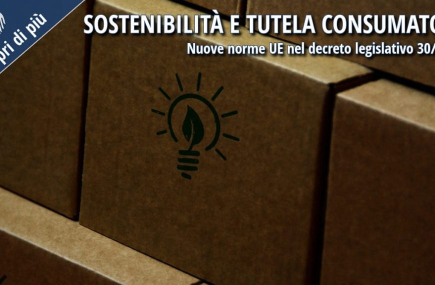 Scatole di cartone con simbolo di lampadina verde con foglia, che richiama sostenibilità e tutela dei consumatori.