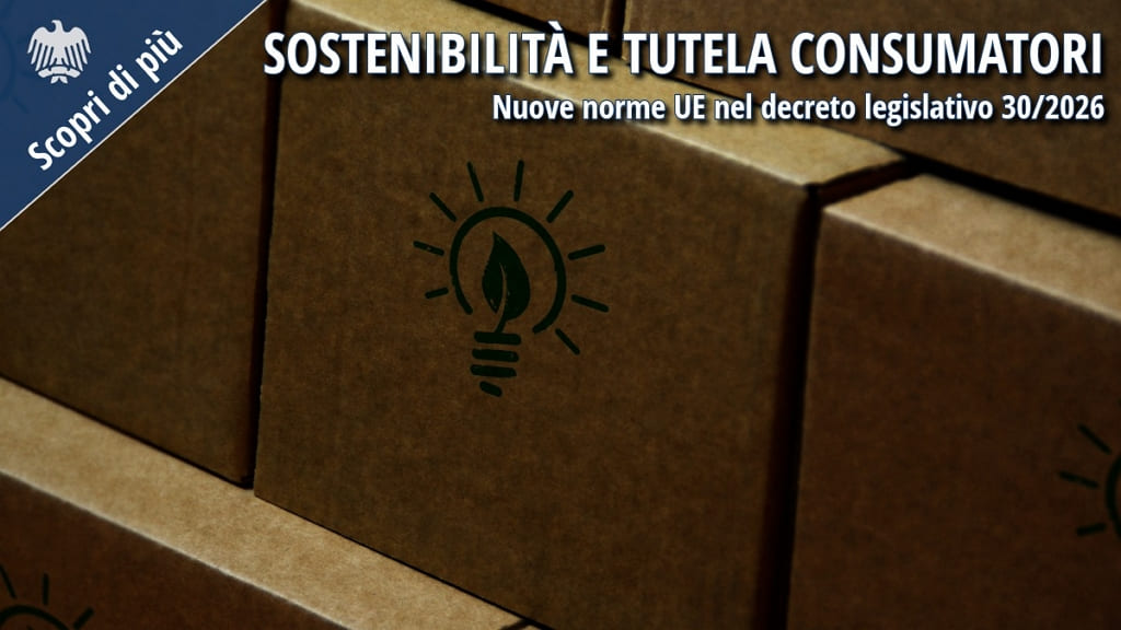 Scatole di cartone con simbolo di lampadina verde con foglia, che richiama sostenibilità e tutela dei consumatori.