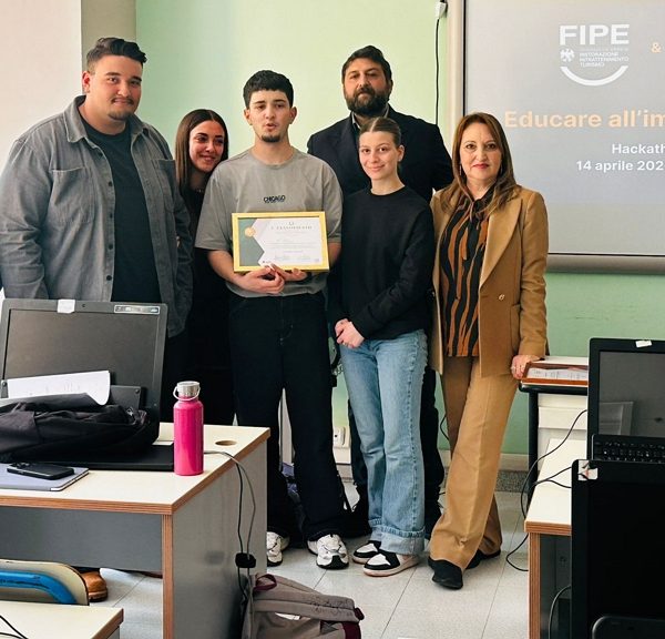 Studenti vincitori del progetto “Educare all’imprenditorialità” FIPE-Edulia Treccani all’IPSEOA Da Vinci di Castrovillari durante la premiazione finale.