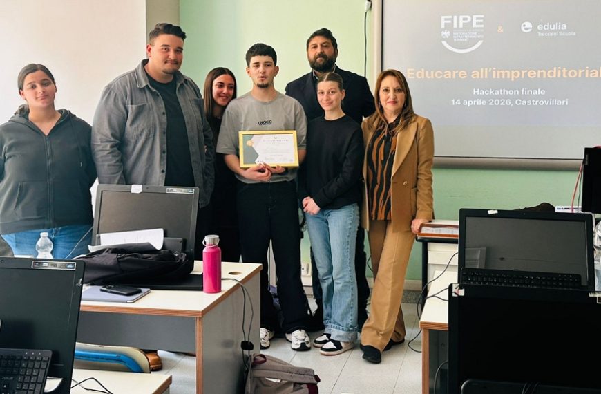 Studenti vincitori del progetto “Educare all’imprenditorialità” FIPE-Edulia Treccani all’IPSEOA Da Vinci di Castrovillari durante la premiazione finale.