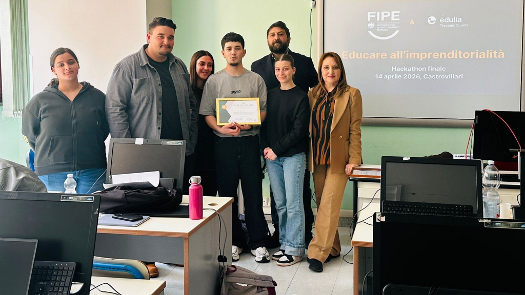 Studenti vincitori del progetto “Educare all’imprenditorialità” FIPE-Edulia Treccani all’IPSEOA Da Vinci di Castrovillari durante la premiazione finale.