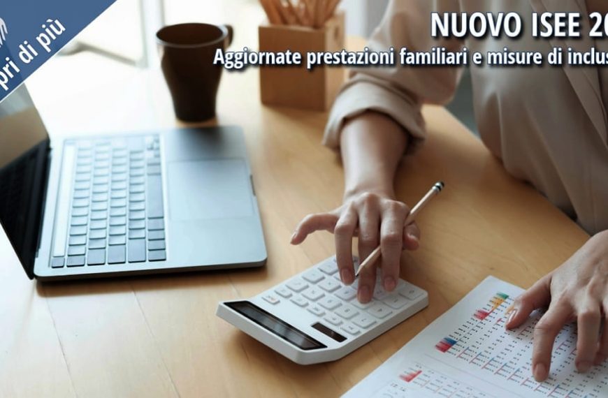Calcolo ISEE 2026 con computer e calcolatrice per aggiornamento prestazioni familiari e misure di inclusione.