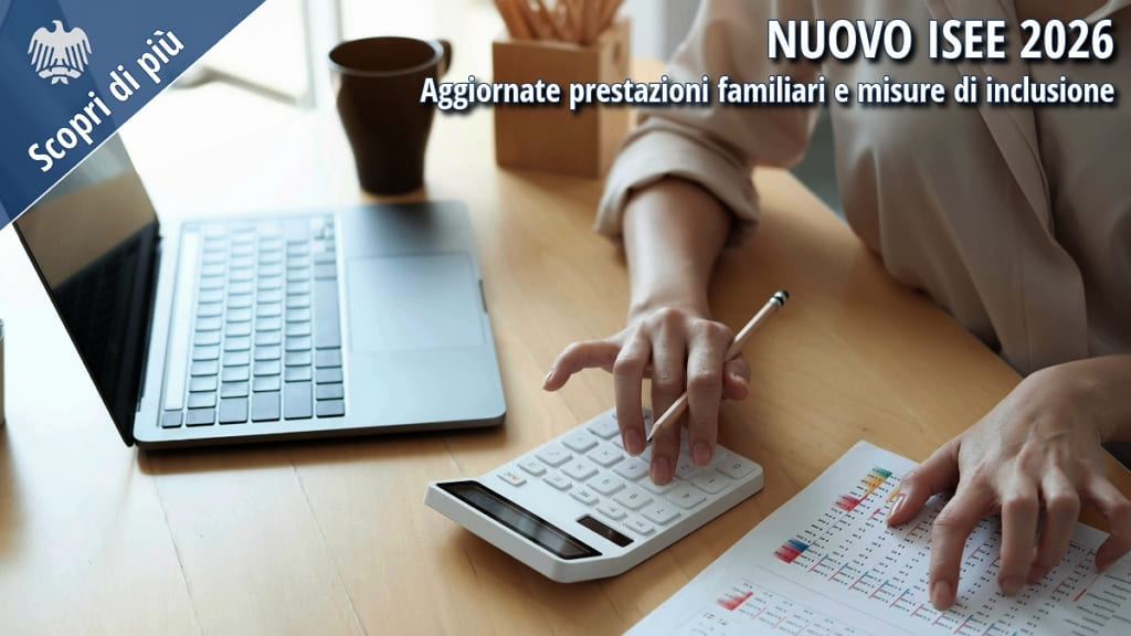 Calcolo ISEE 2026 con computer e calcolatrice per aggiornamento prestazioni familiari e misure di inclusione.