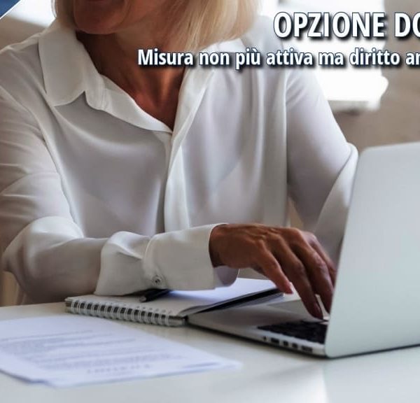 Donna al computer consulta informazioni su Opzione Donna 2026 e requisiti pensione anticipata INPS.