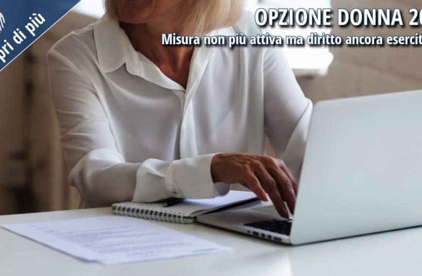 Donna al computer consulta informazioni su Opzione Donna 2026 e requisiti pensione anticipata INPS.
