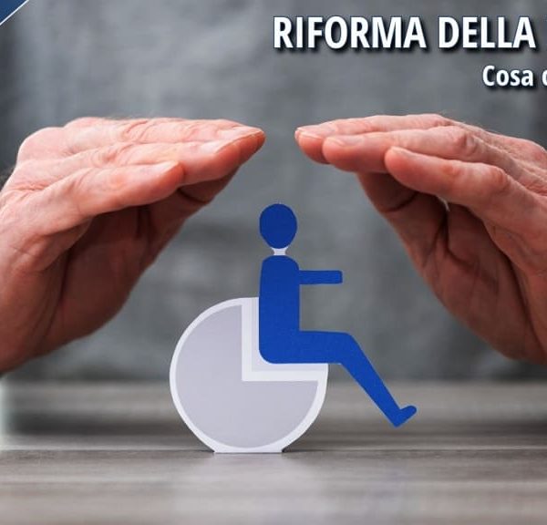 Riforma della disabilità 2026: mani che proteggono simbolo persona in sedia a rotelle, rappresentazione delle nuove tutele INPS.