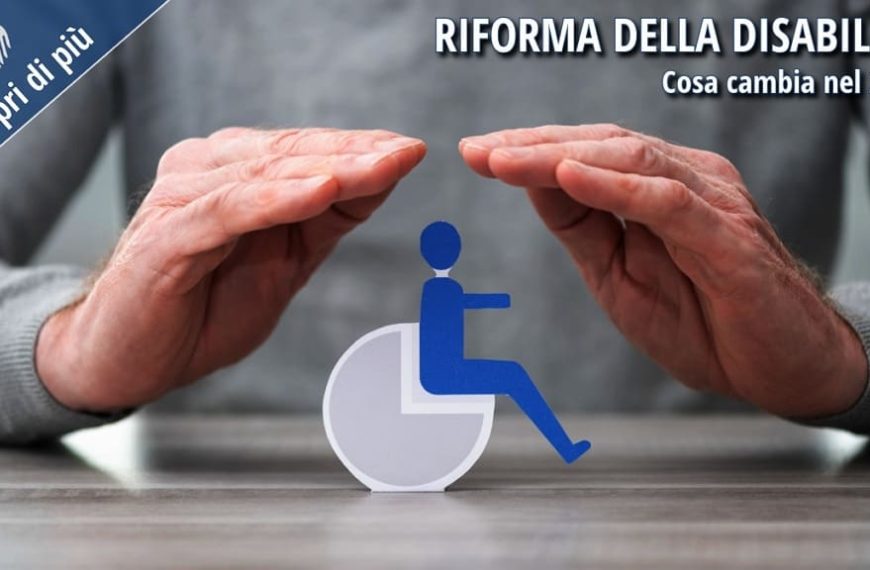 Riforma della disabilità 2026: mani che proteggono simbolo persona in sedia a rotelle, rappresentazione delle nuove tutele INPS.