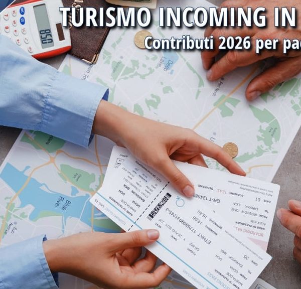 Operatori analizzano mappa e biglietti di viaggio per pacchetti turistici 2026, nell’ambito del bando Turismo incoming in Calabria.