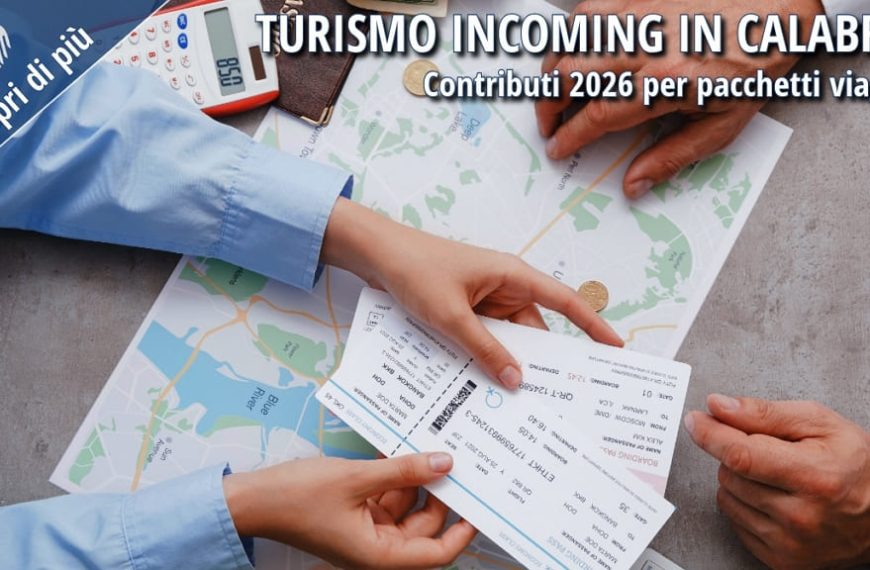 Operatori analizzano mappa e biglietti di viaggio per pacchetti turistici 2026, nell’ambito del bando Turismo incoming in Calabria.