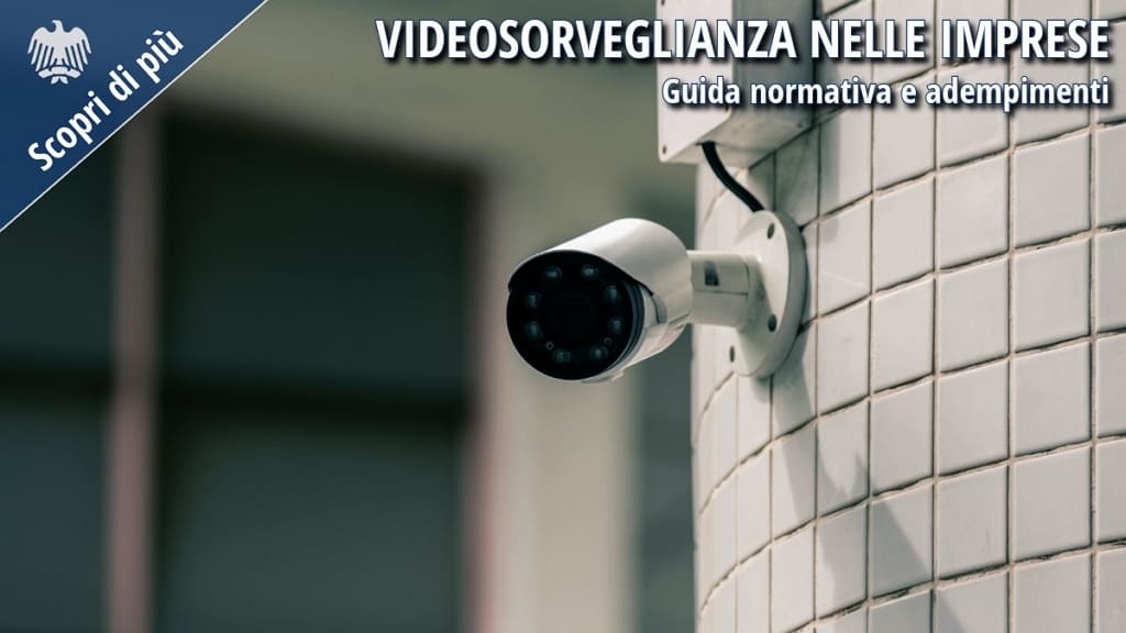Telecamera di videosorveglianza installata su edificio aziendale per la sicurezza e il controllo degli accessi.