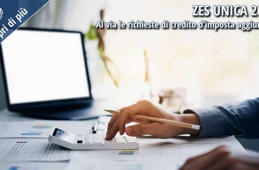 Impresa al lavoro su calcolo credito d’imposta ZES Unica 2026 con computer e documenti contabili.