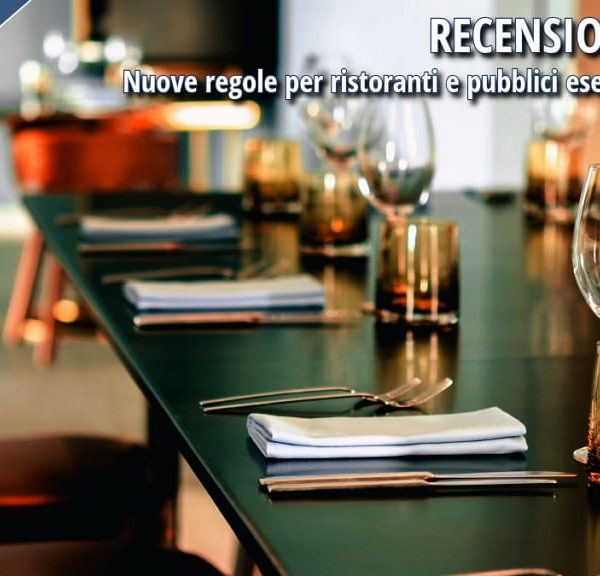 Interno di ristorante con tavolo apparecchiato in primo piano, simbolo delle recensioni online nel settore della ristorazione.