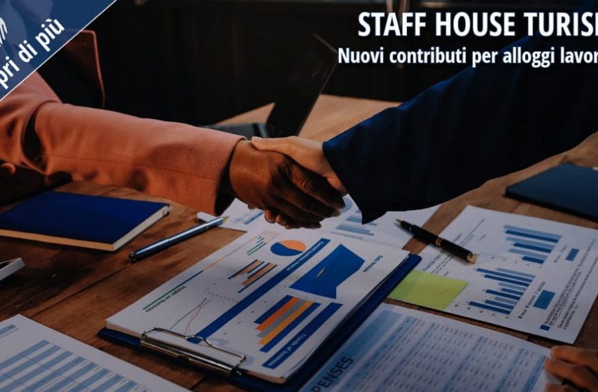 Stretta di mano tra professionisti su documenti aziendali, simbolo di accordo per investimenti in alloggi per lavoratori del turismo (Staff House).