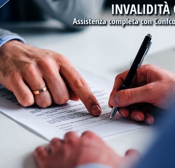 Operatore del Patronato Confcommercio Cosenza assiste un cittadino nella compilazione della pratica per l’invalidità civile INPS.