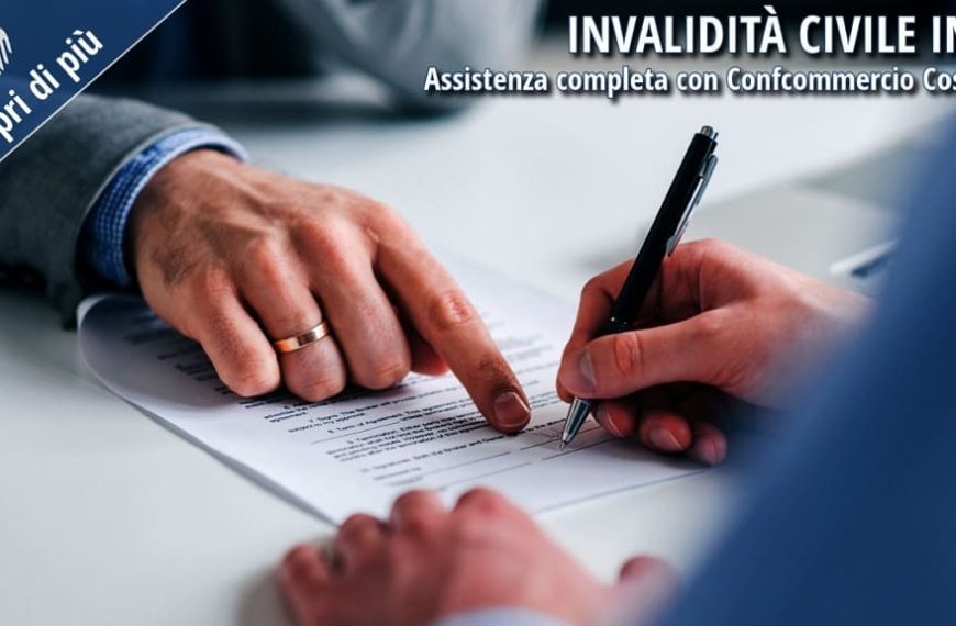 Operatore del Patronato Confcommercio Cosenza assiste un cittadino nella compilazione della pratica per l’invalidità civile INPS.