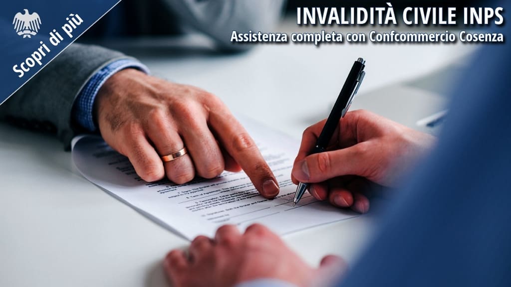 Operatore del Patronato Confcommercio Cosenza assiste un cittadino nella compilazione della pratica per l’invalidità civile INPS.