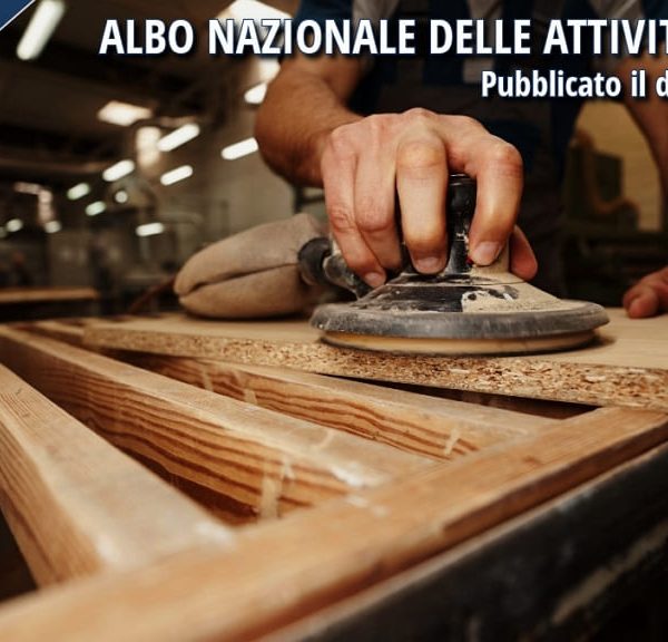 Artigiano al lavoro in una falegnameria mentre leviga un pannello in legno. L’immagine richiama il valore delle botteghe artigiane e delle attività storiche tutelate dal nuovo Albo nazionale.