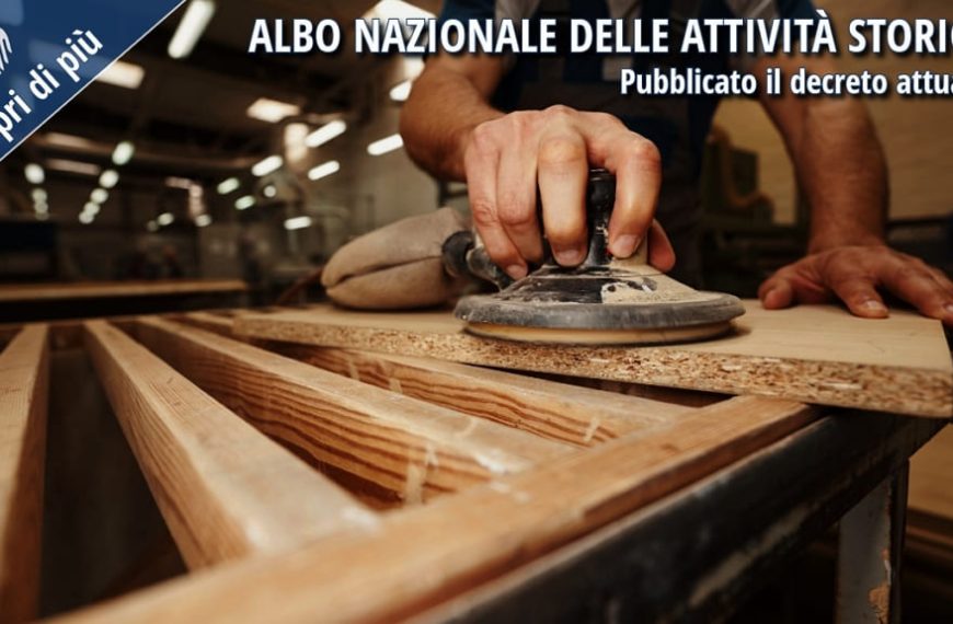 Artigiano al lavoro in una falegnameria mentre leviga un pannello in legno. L’immagine richiama il valore delle botteghe artigiane e delle attività storiche tutelate dal nuovo Albo nazionale.