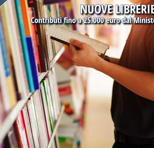 Giovane consulta un libro tra gli scaffali di una libreria. Immagine utilizzata per promuovere il bando del Ministero della Cultura dedicato all'apertura di nuove librerie da parte di imprenditori under 35.