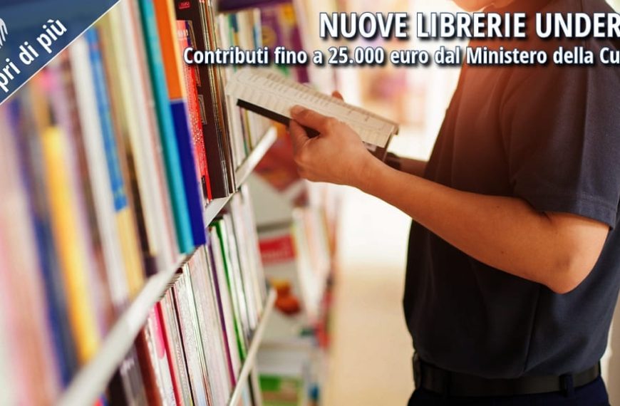 Giovane consulta un libro tra gli scaffali di una libreria. Immagine utilizzata per promuovere il bando del Ministero della Cultura dedicato all'apertura di nuove librerie da parte di imprenditori under 35.