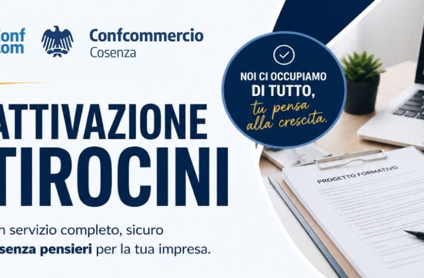Locandina di Confcommercio Cosenza dedicata al servizio di attivazione tirocini per le imprese, con immagine di un progetto formativo su scrivania.