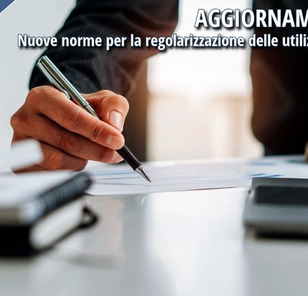Grafica informativa sull’aggiornamento delle norme SIAE per la regolarizzazione delle utilizzazioni musicali, con una persona che firma un documento su una scrivania.