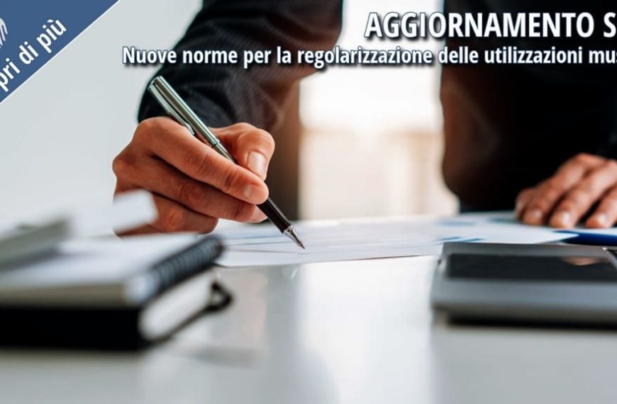 Grafica informativa sull’aggiornamento delle norme SIAE per la regolarizzazione delle utilizzazioni musicali, con una persona che firma un documento su una scrivania.