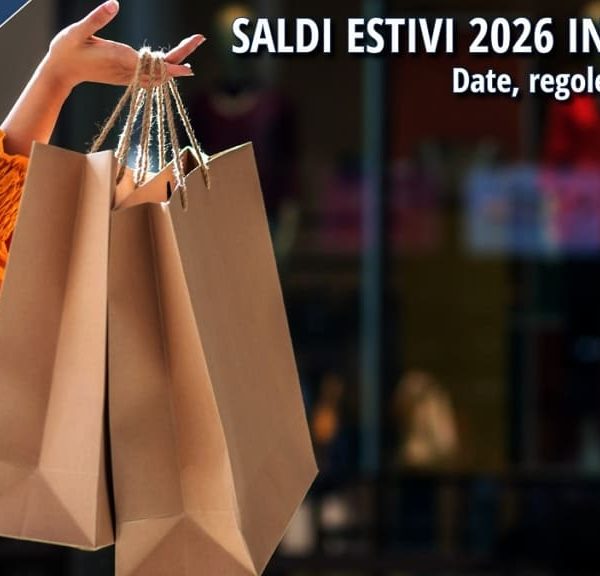 Persona con borse della spesa durante il periodo dei saldi estivi 2026 in Calabria. L'immagine promozionale richiama le opportunità di acquisto offerte dai negozi del territorio durante le vendite di fine stagione.