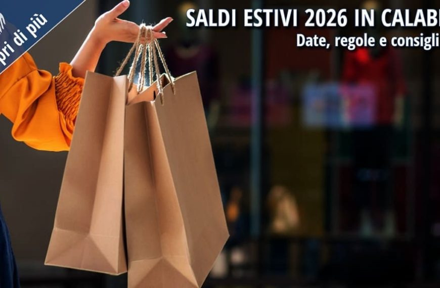 Persona con borse della spesa durante il periodo dei saldi estivi 2026 in Calabria. L'immagine promozionale richiama le opportunità di acquisto offerte dai negozi del territorio durante le vendite di fine stagione.