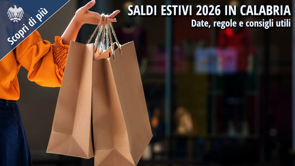 Persona con borse della spesa durante il periodo dei saldi estivi 2026 in Calabria. L'immagine promozionale richiama le opportunità di acquisto offerte dai negozi del territorio durante le vendite di fine stagione.