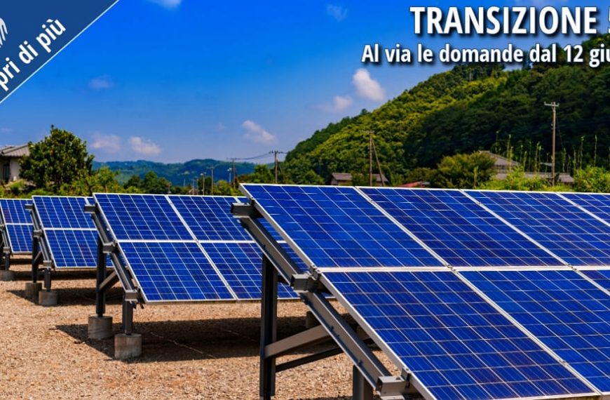 Pannelli fotovoltaici installati in un'area industriale, che rimandano al Piano Transizione 5.0.